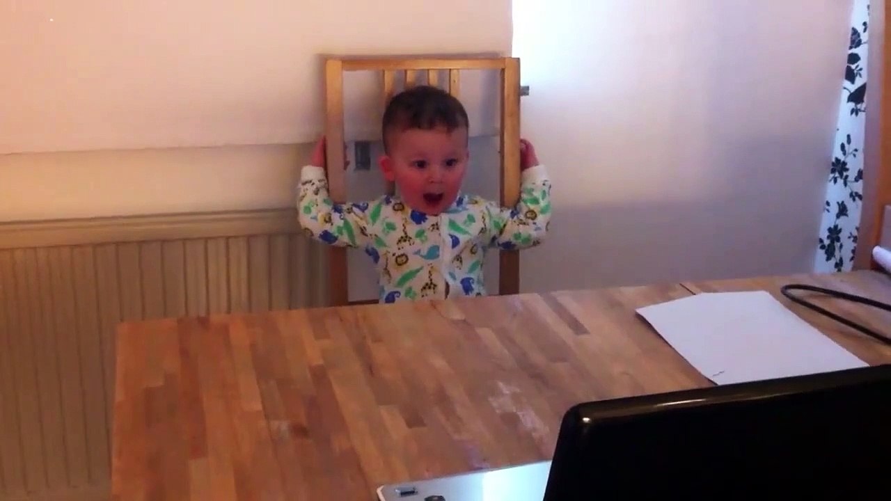 Cet enfant est un grand fan d'opéra! Trop drôle