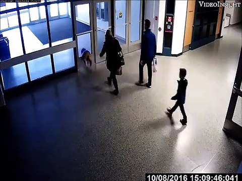 Un enfant se prend une porte vitrée et la brise... Oups