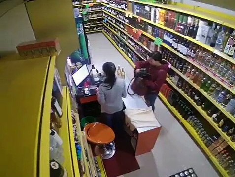 Elles se retrouvent piégées en plein tremblement de terre dans un magasin d'alcool