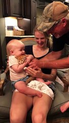 Ce pauvre chat passe le pire moment de sa vie avec ces enfants