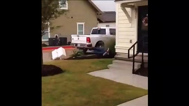 Il s'amuse à se faire tracter par un 4x4 mais va vite le regretter