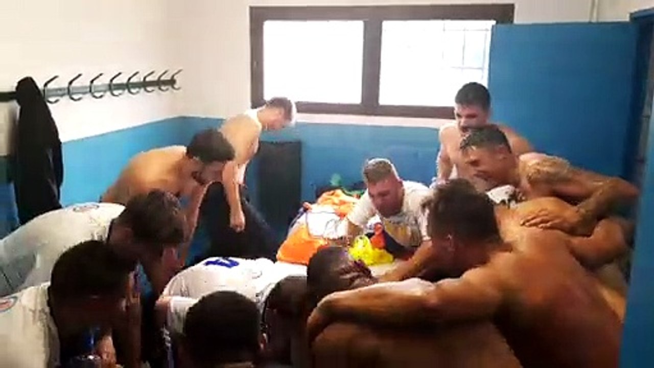 Football : les joueurs de l'ES Avière fêtent leur succès devant le BCV