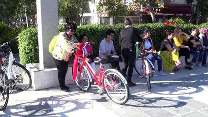 'Süslü kadınlar', otomobilsiz kentler için pedal çevirdi