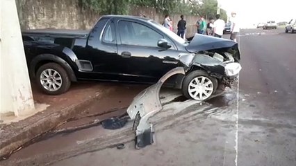 Motorista perde o controle e bate contra muro na marginal da PRc-467