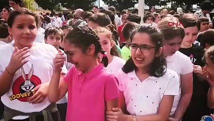 Deprem sonrası okullarda bulunan çocuklar okul bahçesine çıkarıldı