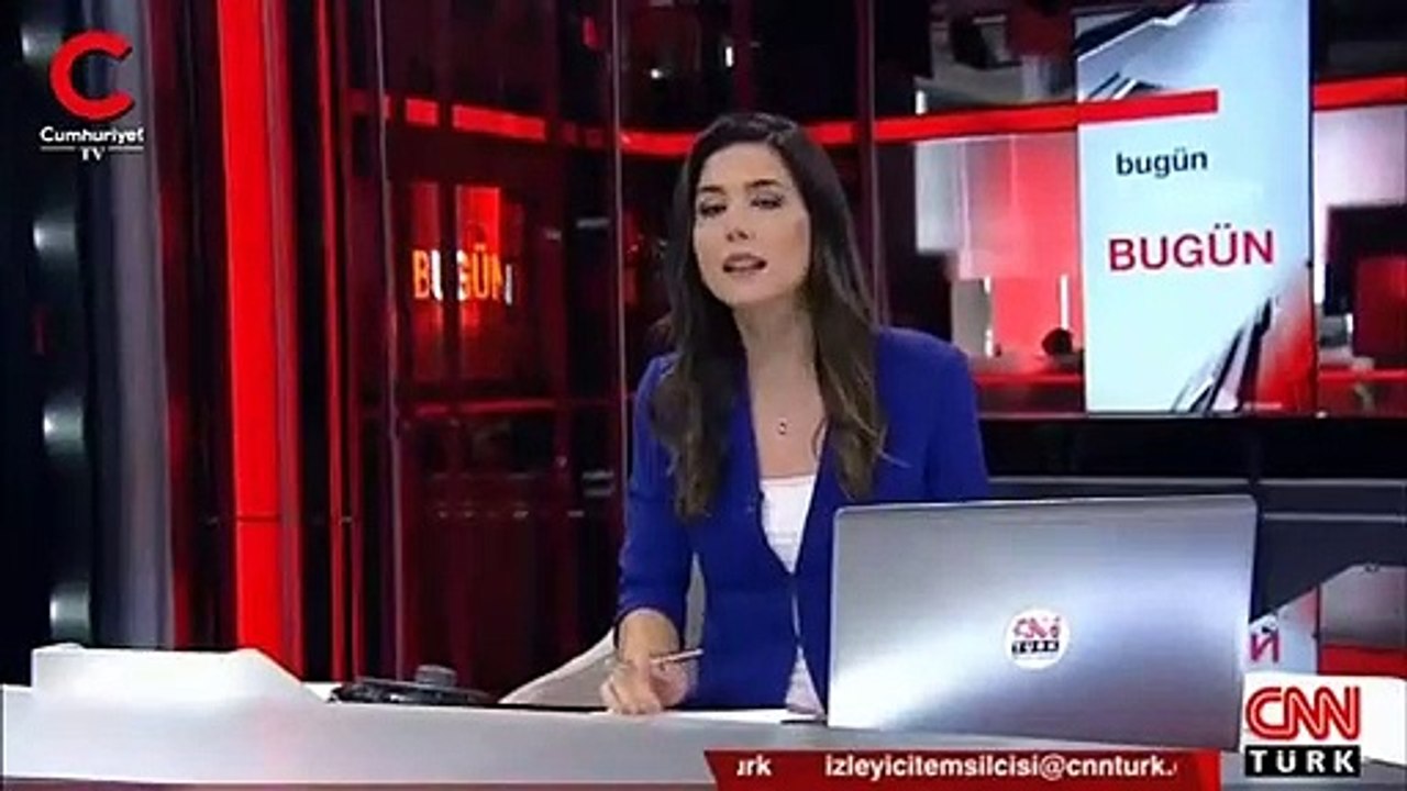 Canlı yayında deprem anı! Stüdyo böyle sallandı