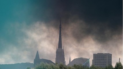 آتش‌سوزی در کارخانه مواد شیمیایی و دود سیاه در آسمان روآن فرانسه