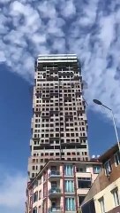 İstanbulda deprem anında bir bina böyle sallandı