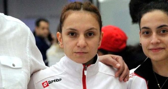 Halter şampiyonu Şaziye Erdoğan'ı da milli güreşçi Rıza Kayaalp gibi havaalanında yalnız bıraktılar