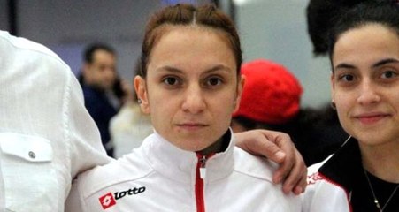 Halter şampiyonu Şaziye Erdoğan'ı da milli güreşçi Rıza Kayaalp gibi havaalanında yalnız bıraktılar