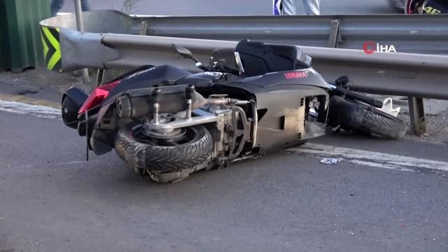 Eşinin kullandığı motosiklete otomobil çarptı, genç kadın motosikletleri yolda fark edin diye...