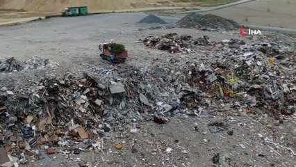 Köpeklerin yuvası olan Çöp dağları havadan görüntülendi