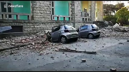 Tải video: Destroyed cars lie next to damaged building after earthquake hits Tirana, Albania