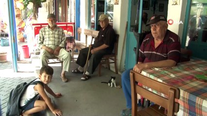 Anahtarı eşinden gizlice aldı, 10 yıldır köy kahvesini işletiyor