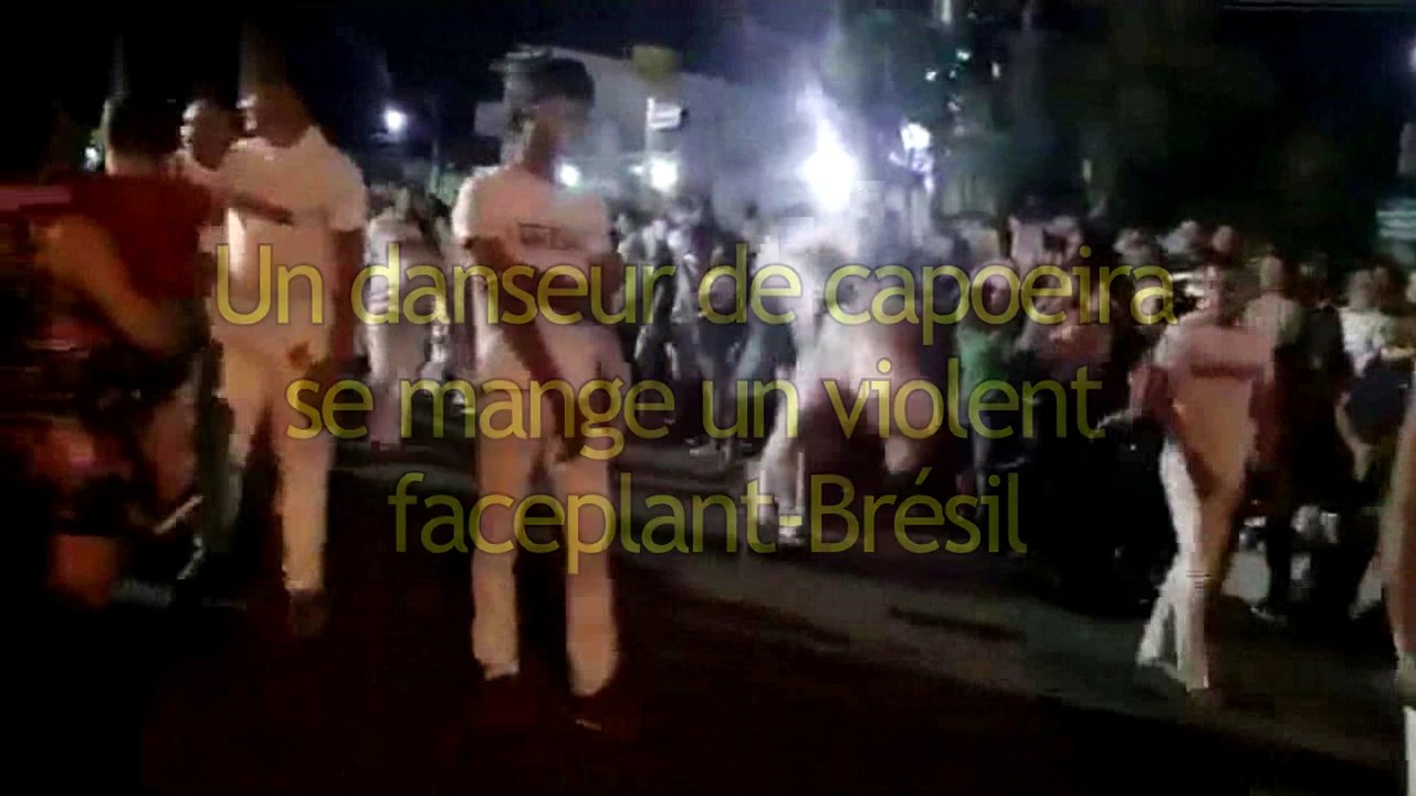 Un danseur de capoeira se mange un violent faceplant-Bresil