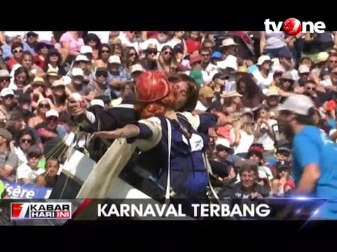 Peserta Karnaval Paralayang Ini Gunakan Kostum Unik