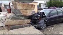 Ora News - Aksident tek kryqëzimi i Patokut: Makina përplaset me masivin e betonit, 4 plagosen