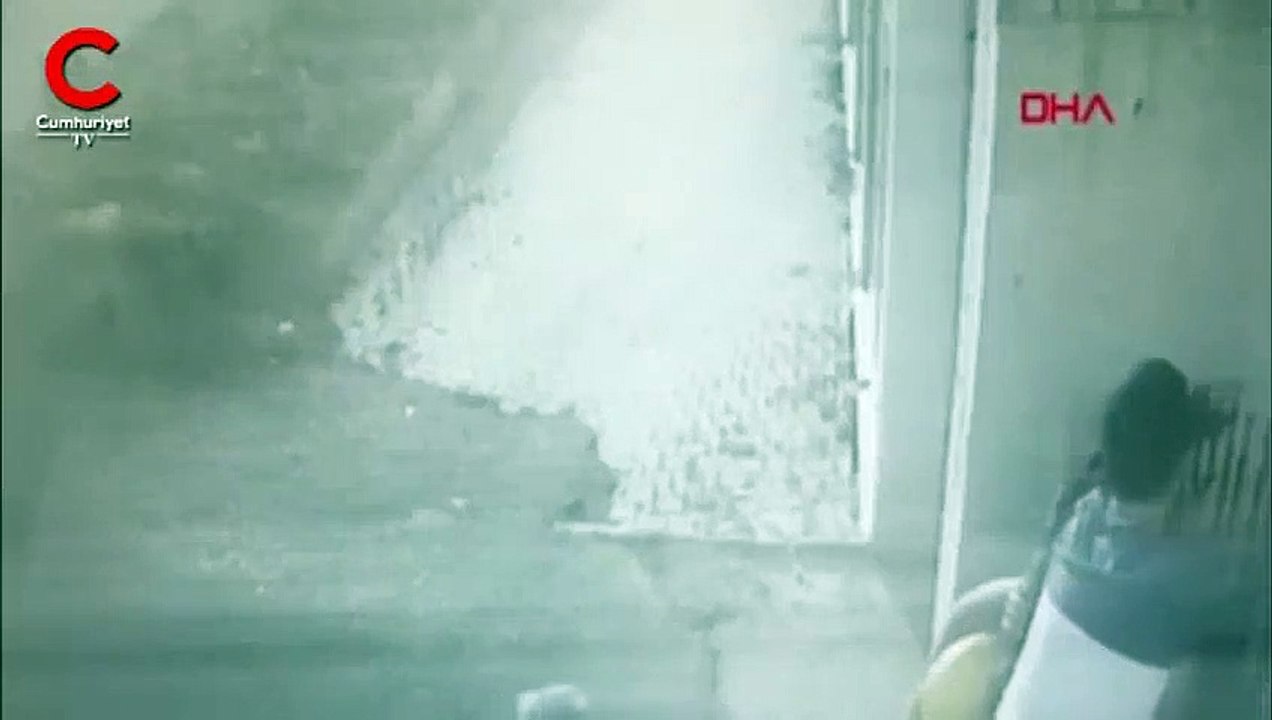 Kapıdan atlarken demir korkuluk koluna saplandı