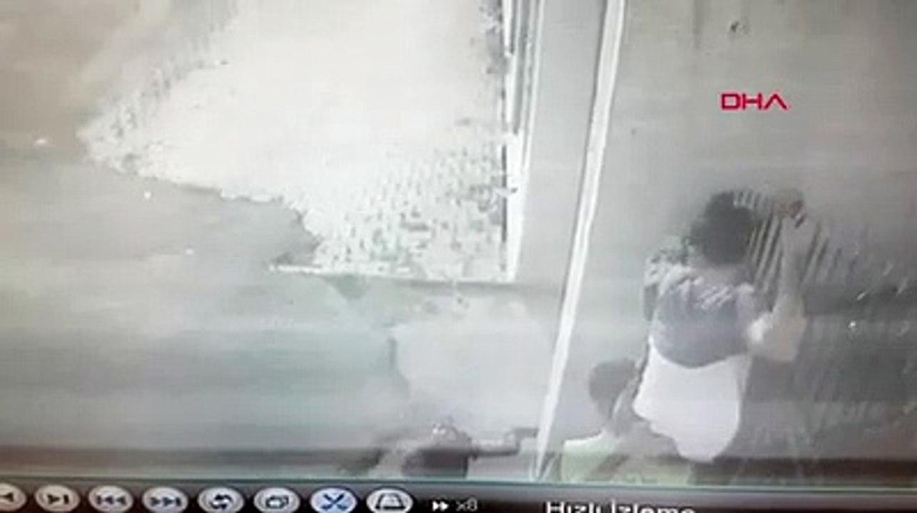 Kapıdan atlarken demir korkuluk koluna saplandı