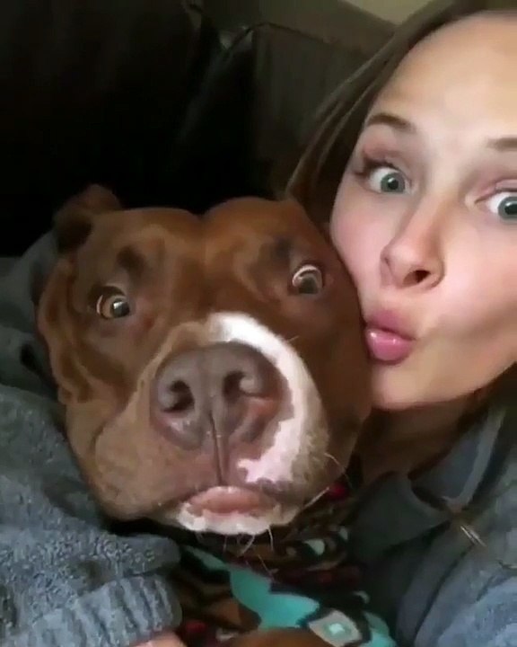 Son chien ouvre grandement la bouche, ce qui se passe par la suite est juste magique 