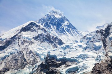 Le Népal par en guerre contre le plastique sur le mont Everest