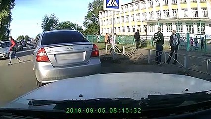 Il sauve un chaton des roues d’une voiture de justesse à Sargatskoye en Russie