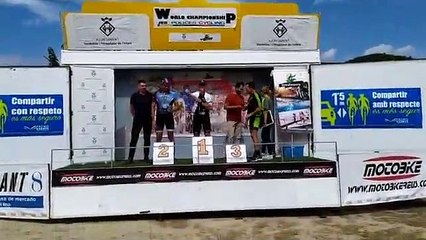 Un mosso abandona el podio de una competición al sonar el himno de España