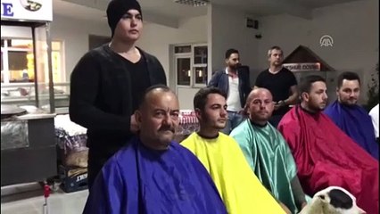 Kanser hastası arkadaşlarına moral vermek için saçlarını kestirdiler - İZMİR