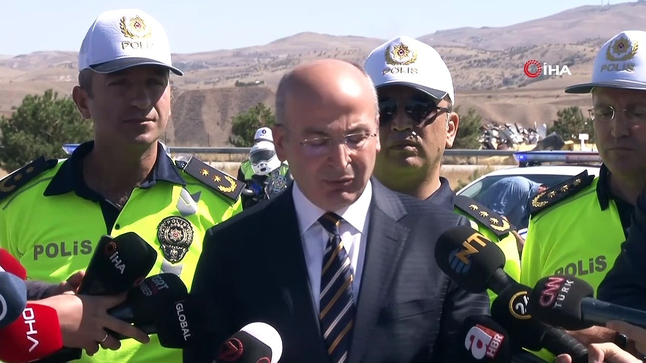 Trafik Uygulama ve Denetlemesi Daire Başkanı Mehmet Yavuz:'Kamu ve mahalli idarelerde üst düzey yönetici, genel müdür ve daire başkanlarının araçlarında 'çakar lamba' kullanması 1 Kasım'dan itibaren yasaklandı'