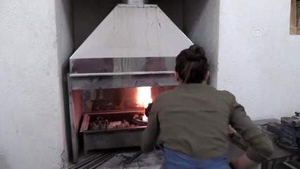 Boynuz taraklar Derya ustanın elinde şekilleniyor