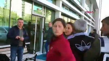 43 ay hapis cezası bulunan kadın, adliyeye sevk edilirken gazetecilere çantasını fırlattı