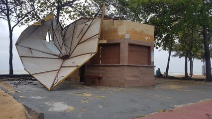 Ventania leva cobertura de quiosque, agita mar e gera alerta na 3ª Ponte