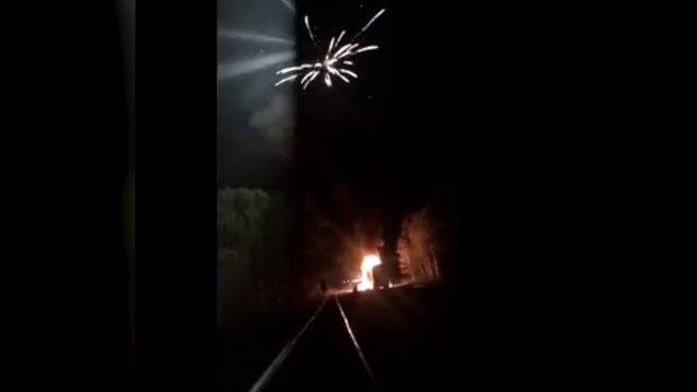 Peligrosa explosión de un camión cargado de fuegos artificiales