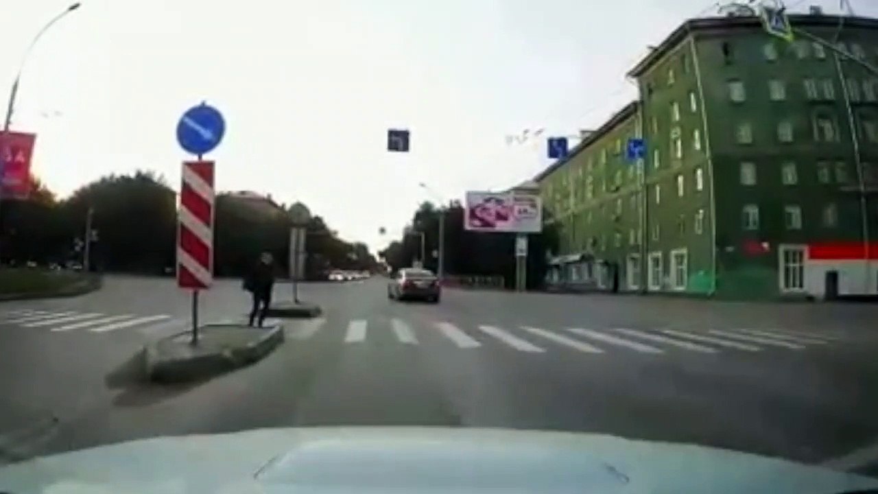 Puro milagro en el paso de peatones para esta mujer