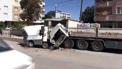 Freni boşalan temizlik aracı tıra çarptı: 1 yaralı - KAHRAMANMARAŞ
