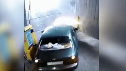 Nunca viste una locura igual en un parking: épica pelea con la barrera