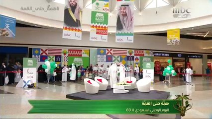 علي الغفيلي و نرجس العوامي يقومان بتوزيع الجوائز على الحضور