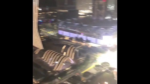 Cette fillette adore la Formule 1 ! Elle regarde les voitures au Grand Prix de Singapour !