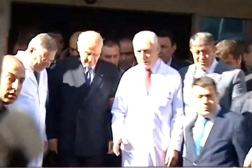 Hastane çıkışı MHP Lideri Devlet Bahçeli'nin koluna girdiler