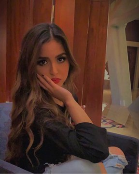 رد صريح من حلا الترك على انتقادات انتقالها للإقامة برفقة والدها وتخليها عن أمها منى السابر