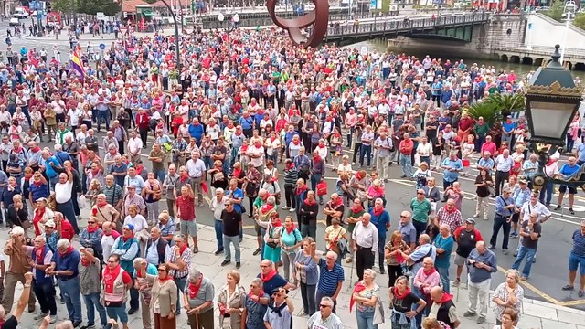 Pensionistas vascos se movilizan un lunes más frente al Ayuntamiento de Bilbao
