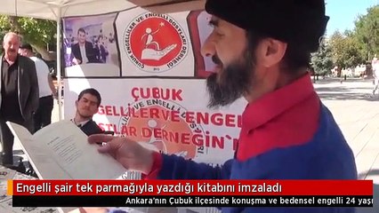 Engelli şair tek parmağıyla yazdığı kitabını imzaladı