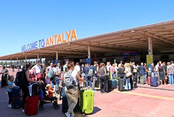 Antalya Havalimanı'nda 'Thomas Cook' kuyruğu