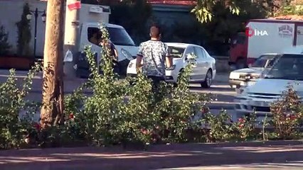 Lastiği patlayan otomobil karşı şeride geçip bisikletliyi böyle ezdi