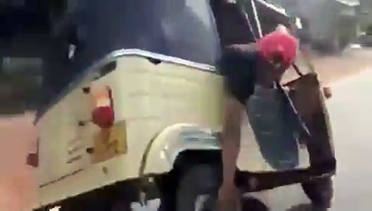 Man changes tyre on the move!