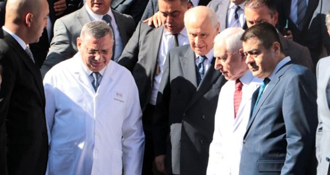 Bahçeli, hastane çıkışı Geçmiş olsun dileklerine Sağ olun diyerek yanıt verdi