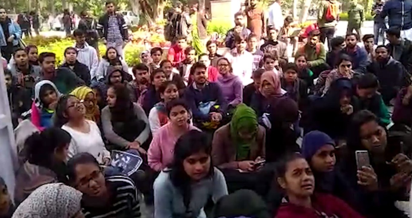 जामिया में एप्लाइड आर्ट फैकल्टी के HOD के खिलाफ छात्र आंदोलन