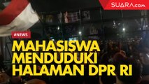 Pagar Gedung DPR Jebol! Mahasiswa Kibarkan Bendera di Area Dalam