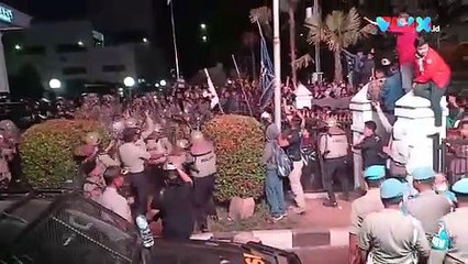 Mahasiswa & Massa 'Jebol' Gerbang Kompleks DPR