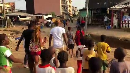 DJ KEROZEN PASSE UNE JOURNÉE AVEC DES FANS DE QUARTIERS DÉFAVORISÉS